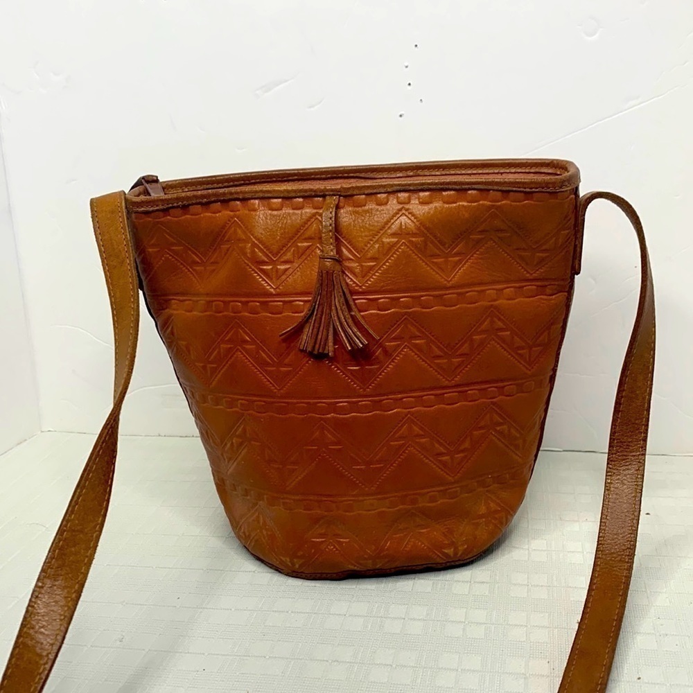 UNSIA MADE IN URUGUAY leather bucket style zip top bag